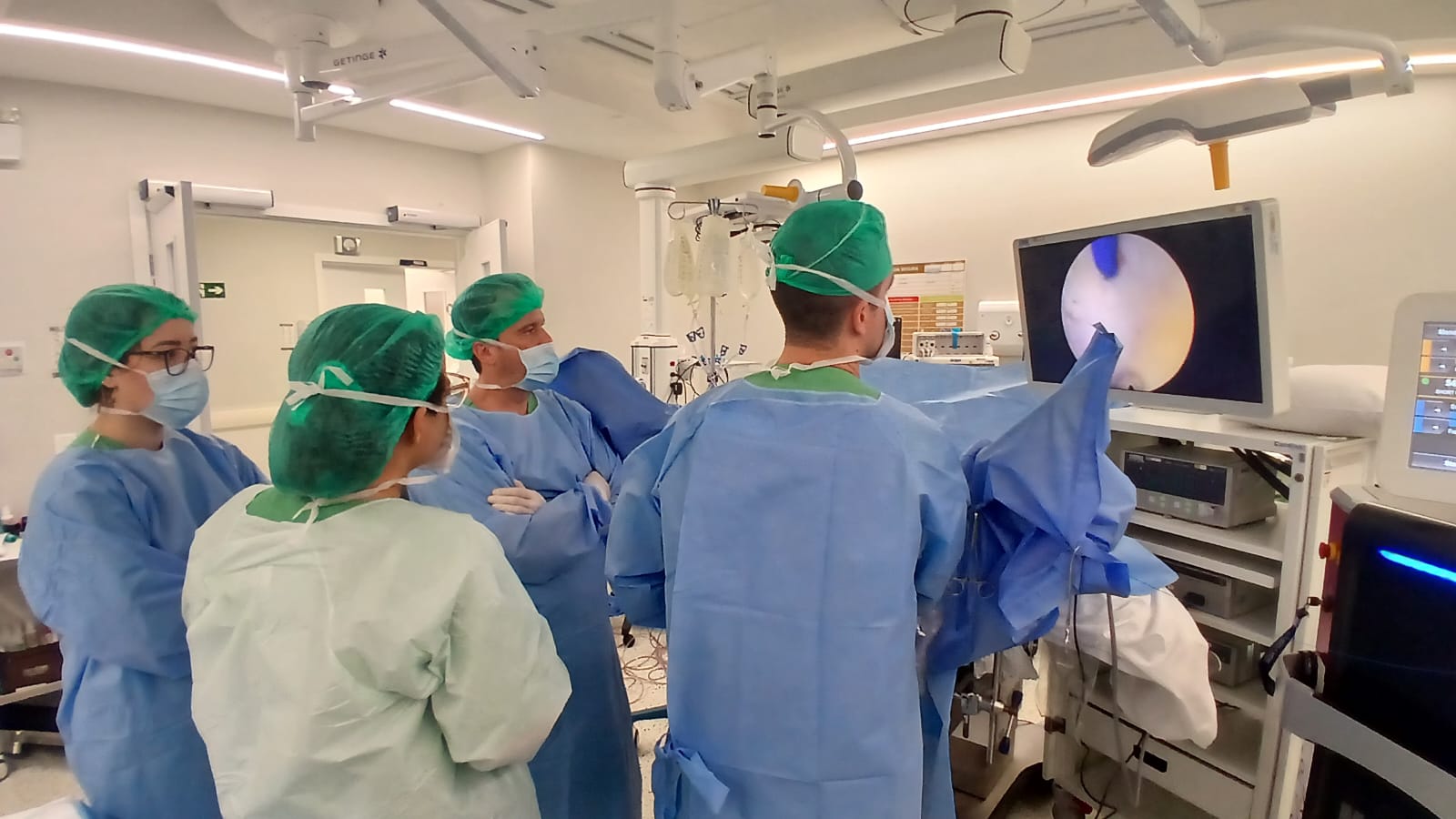 Equipe cirúrgica da UroClínica Rio durante a HoLEP, acompanhando a enucleação da próstata a laser no monitor endoscópico, no Rio de Janeiro