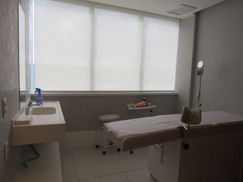 Sala de procedimentos da UroClínica Rio para avaliação em urologia reconstrutora no Rio de Janeiro